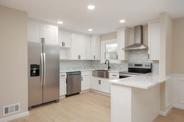 2 FEATHERBED CT, Trenton, NJ 08648