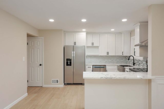 2 FEATHERBED CT, Trenton, NJ 08648