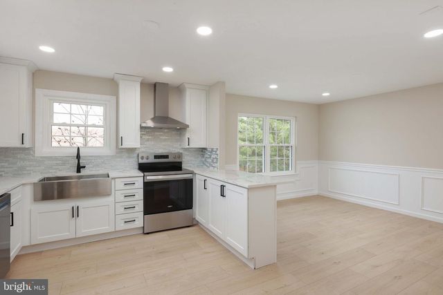 2 FEATHERBED CT, Trenton, NJ 08648