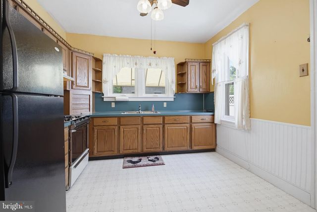 566 WALNUT ST, Columbia, PA 17512