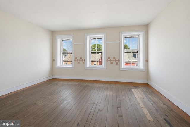 566 WALNUT ST, Columbia, PA 17512