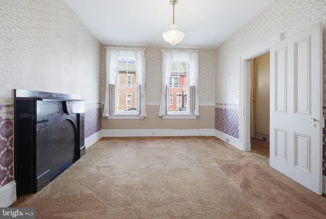 566 WALNUT ST, Columbia, PA 17512