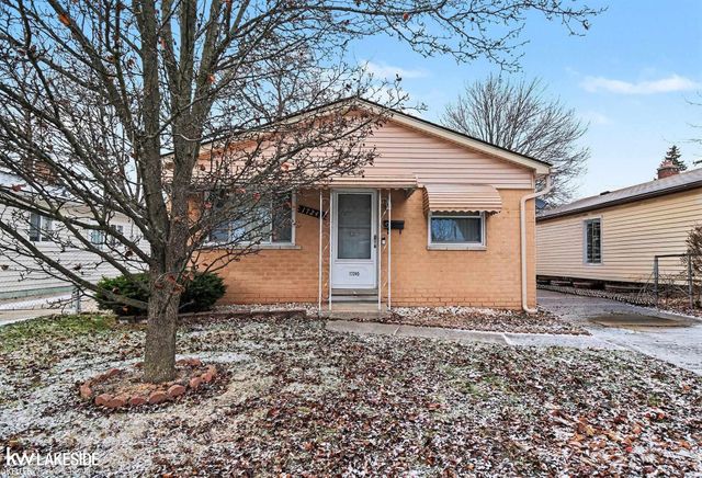 17245 Ivanhoe Street, Roseville, MI 48066