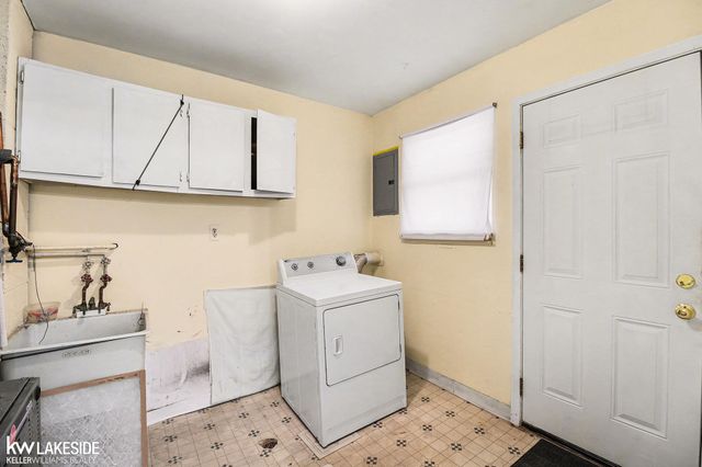 17245 Ivanhoe Street, Roseville, MI 48066