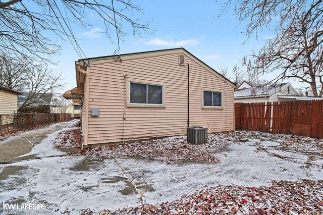 17245 Ivanhoe Street, Roseville, MI 48066