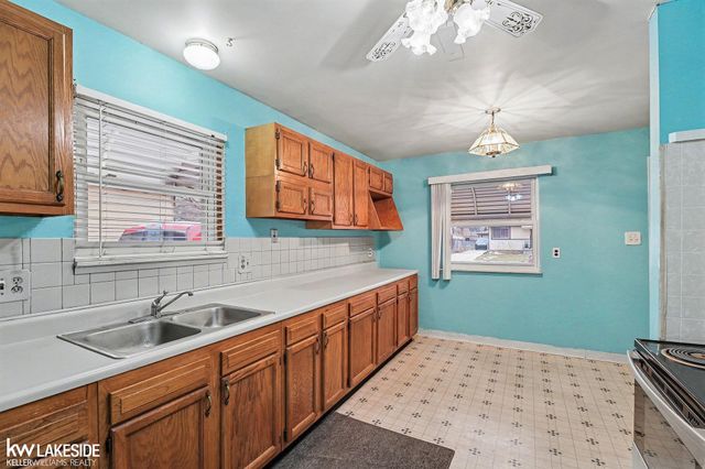 17245 Ivanhoe Street, Roseville, MI 48066