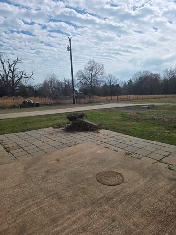 1000 Morgan, Blossom, TX 75462