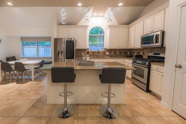 6 Avenswood Place, The Woodlands, TX 77382