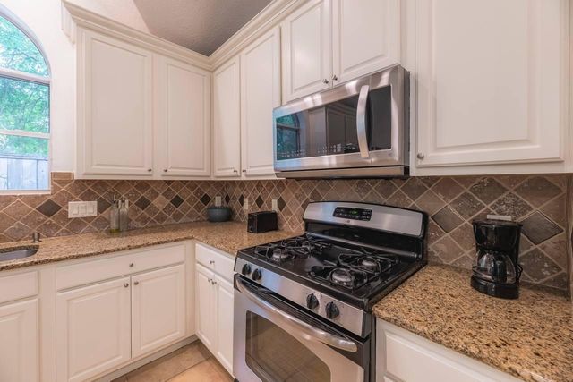 6 Avenswood Place, The Woodlands, TX 77382