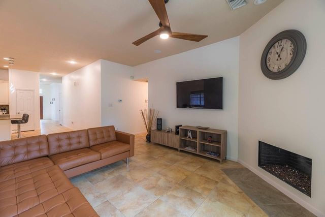 6 Avenswood Place, The Woodlands, TX 77382
