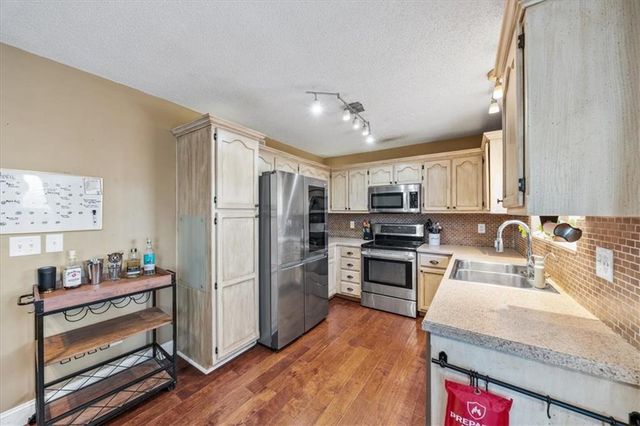 1723 S Whitney Drive, Independence, MO 64057