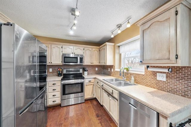 1723 S Whitney Drive, Independence, MO 64057