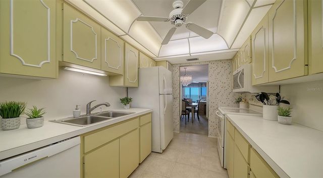 19 WHISPERING SANDS DRIVE 802, Sarasota, FL 34242