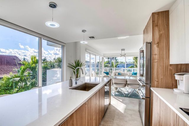 117 Lake Avenue 204, Lake Worth Beach, FL 33460