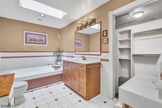 3 Kadel Dr, Mount Arlington Boro, NJ 07856