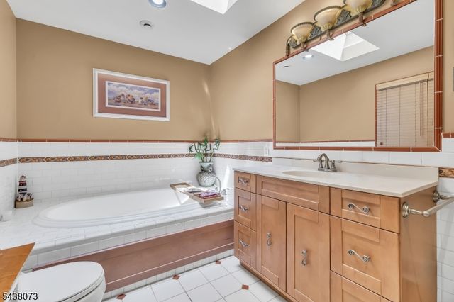 3 Kadel Dr, Mount Arlington Boro, NJ 07856