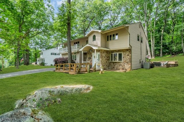3 Kadel Dr, Mount Arlington Boro, NJ 07856