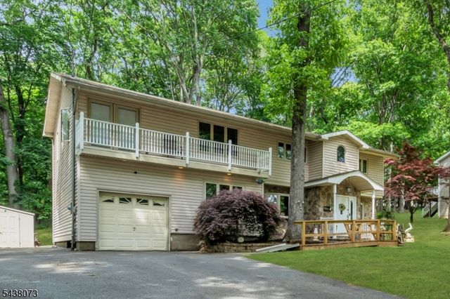 3 Kadel Dr, Mount Arlington Boro, NJ 07856