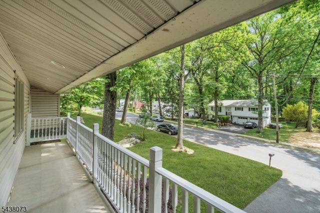 3 Kadel Dr, Mount Arlington Boro, NJ 07856
