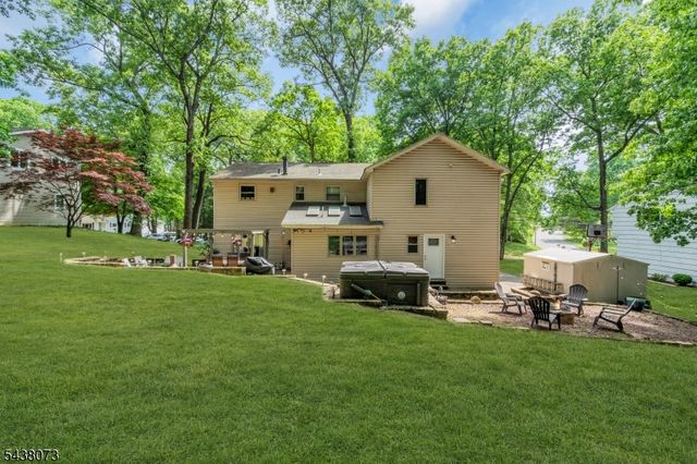 3 Kadel Dr, Mount Arlington Boro, NJ 07856