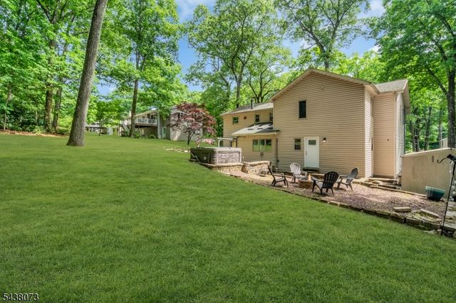 3 Kadel Dr, Mount Arlington Boro, NJ 07856