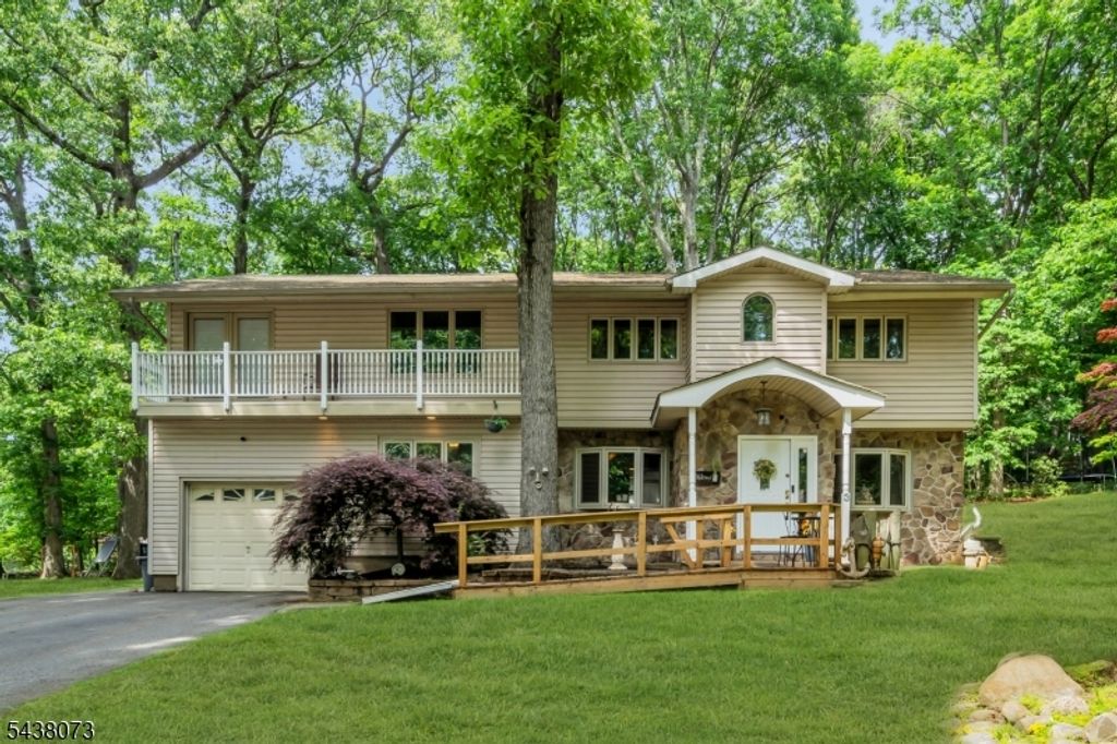 3 Kadel Dr, Mount Arlington Boro, NJ 07856