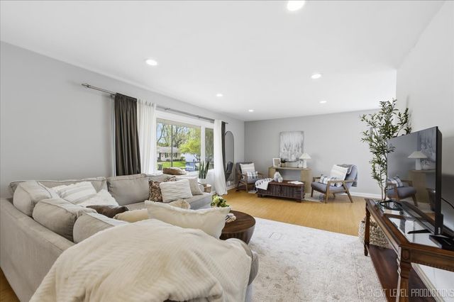 1209 Laurel Lane, Naperville, IL 60540