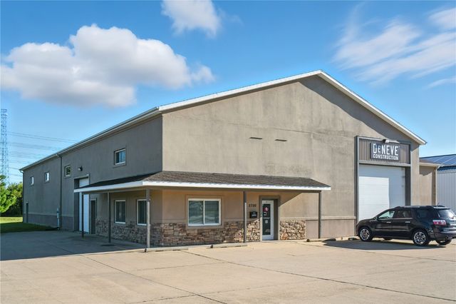 2700 Stonegate Court, Hiawatha, IA 52233