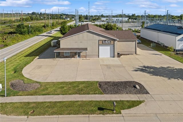 2700 Stonegate Court, Hiawatha, IA 52233