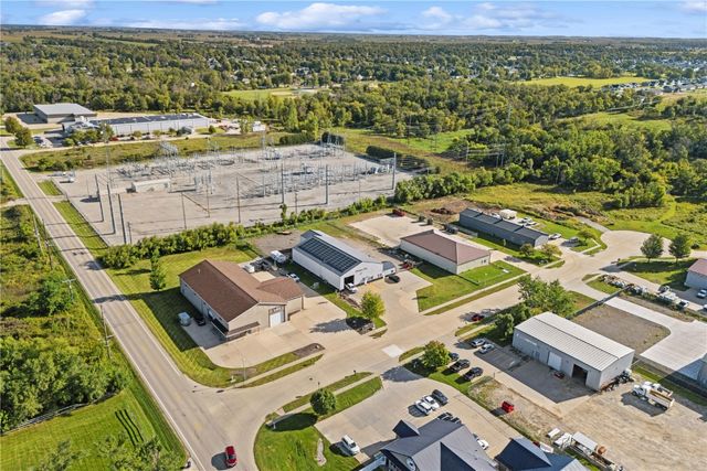 2700 Stonegate Court, Hiawatha, IA 52233