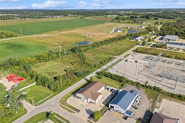 2700 Stonegate Court, Hiawatha, IA 52233