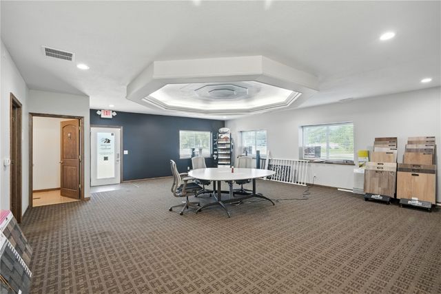 2700 Stonegate Court, Hiawatha, IA 52233