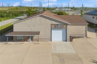 2700 Stonegate Court, Hiawatha, IA 52233