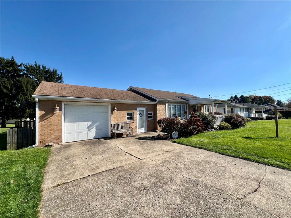 Image 1 of property listing at 829 S Cascade St, New Castle, PA 16101