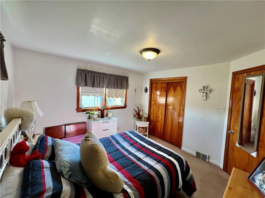 Image 15 of property listing at 829 S Cascade St, New Castle, PA 16101
