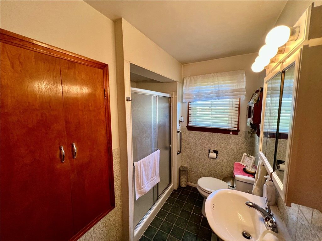 Image 16 of property listing at 829 S Cascade St, New Castle, PA 16101