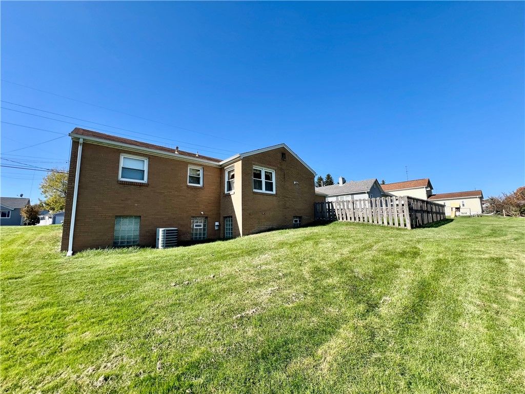 Image 3 of property listing at 829 S Cascade St, New Castle, PA 16101