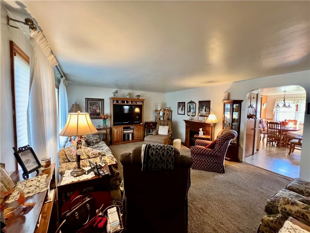Image 4 of property listing at 829 S Cascade St, New Castle, PA 16101
