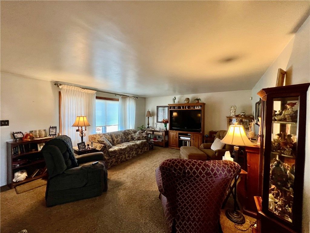 Image 5 of property listing at 829 S Cascade St, New Castle, PA 16101