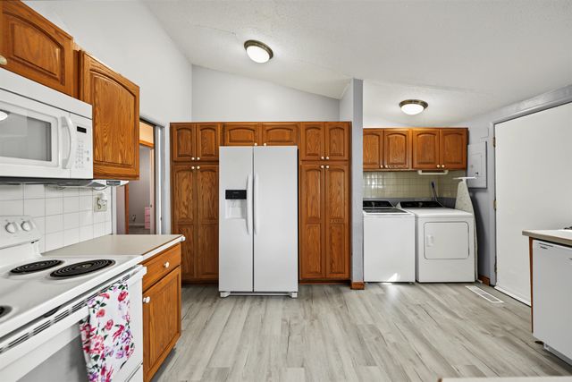 3216 Canterbury Dr, Salina, KS 67401