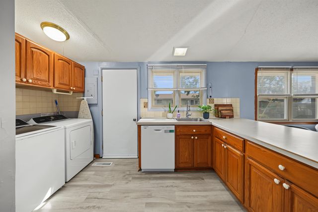 3216 Canterbury Dr, Salina, KS 67401