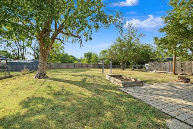 3216 Canterbury Dr, Salina, KS 67401