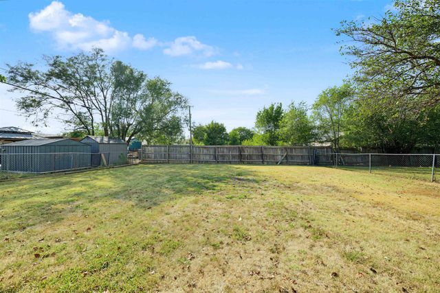 3216 Canterbury Dr, Salina, KS 67401