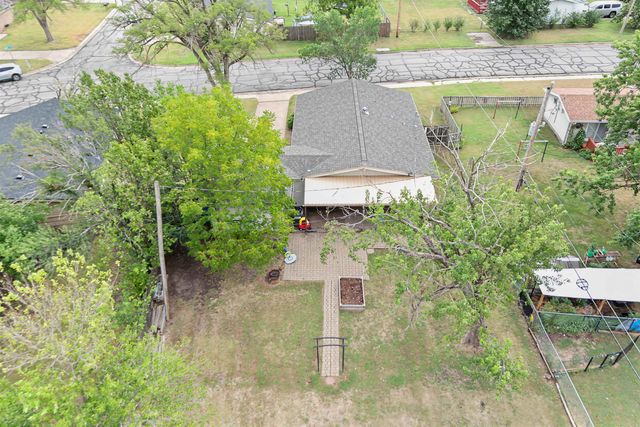 3216 Canterbury Dr, Salina, KS 67401
