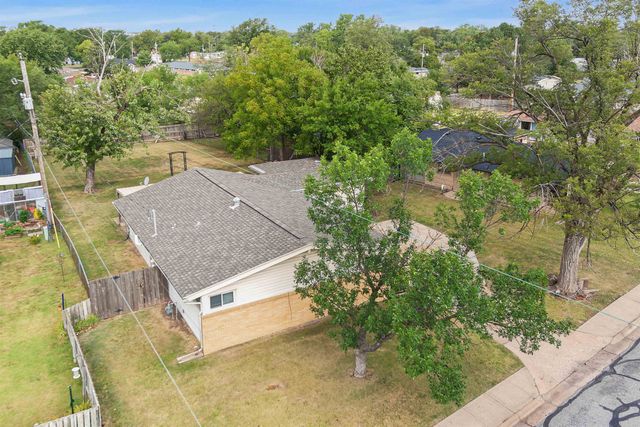 3216 Canterbury Dr, Salina, KS 67401
