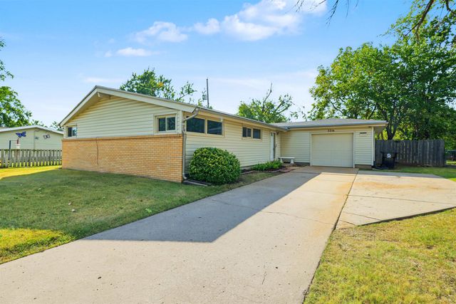 3216 Canterbury Dr, Salina, KS 67401