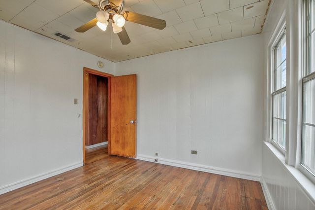 921 W 5th ST, Taylor, TX 76574