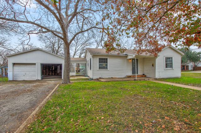 921 W 5th ST, Taylor, TX 76574