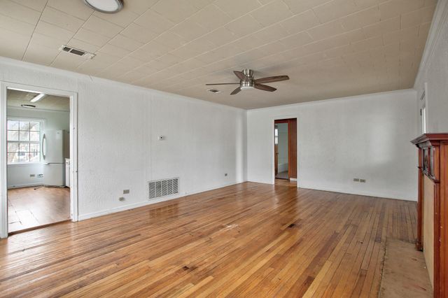 921 W 5th ST, Taylor, TX 76574