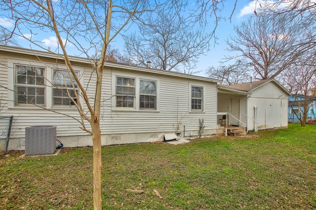 921 W 5th ST, Taylor, TX 76574